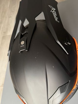 Casco de supermotard con gafas naranjas