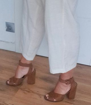 Sandalias ante tacón marrón