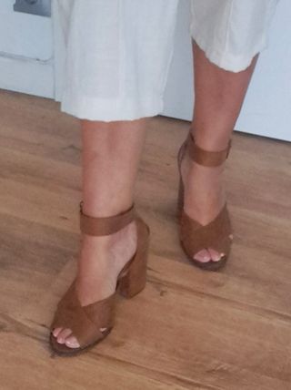 Sandalias ante tacón marrón