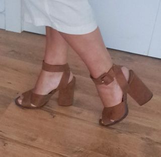 Sandalias ante tacón marrón