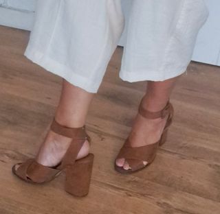 Sandalias ante tacón marrón