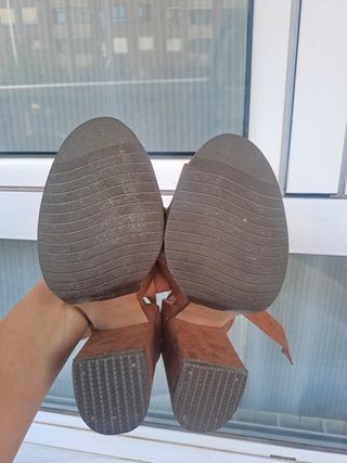 Sandalias ante tacón marrón