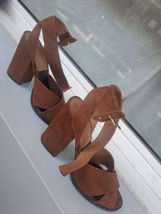 Sandalias ante tacón marrón