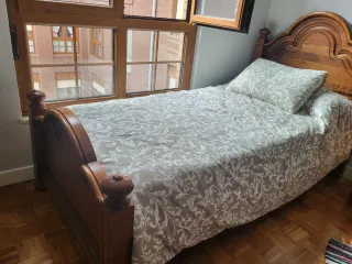 Dormitorio de roble macizo, somieres y colchones.