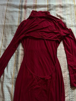Vestido rojo cuello alto espalda descubierta
