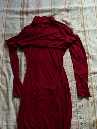 Vestido rojo cuello alto espalda descubierta