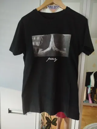 Camiseta Pray marca Mister Tee talla S