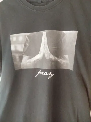Camiseta Pray marca Mister Tee talla S