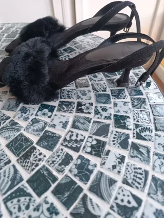 Sandalias de tacón negras con pelo