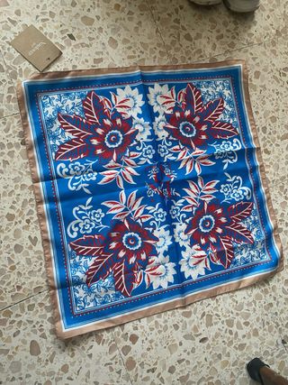 Pañuelo Naulover floral azul y rojo