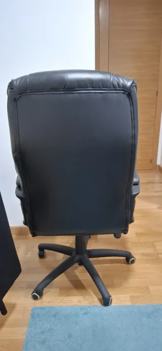 Silla de oficina de piel negra