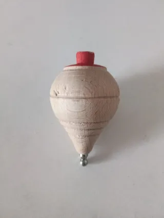 Trompo de madera con punta metálica