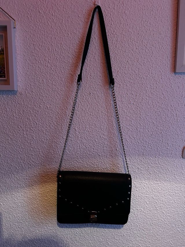 Bolso negro con tachuelas