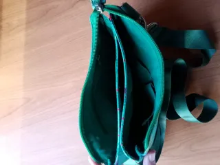 Bolso de hombro verde con estampado