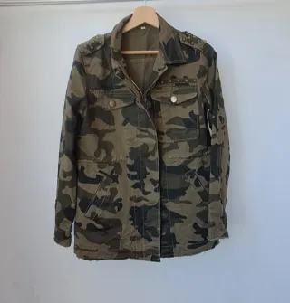 Cazadora camuflaje con tachuelas