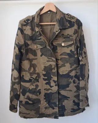 Cazadora camuflaje con tachuelas