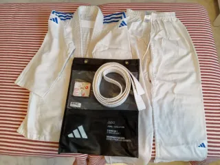 Kimono Judo  Adidas Evolution 200 con cinturón 