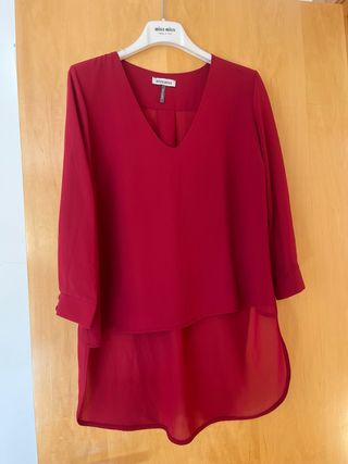 Blusa asimétrica Miss Miss color cereza