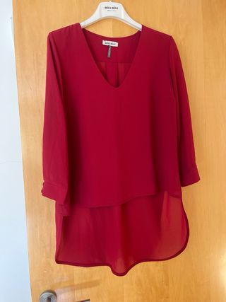 Blusa asimétrica Miss Miss color cereza