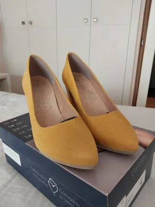 Zapatos tacón Chamby amarillos Talla 38