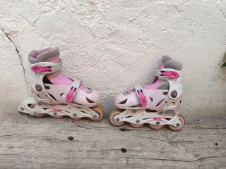 Patines en línea rosas y blancos