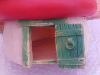 juguete casa pitufo  de goma , mide de alto 22 cm,