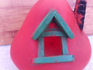 juguete casa pitufo  de goma , mide de alto 22 cm,