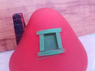 juguete casa pitufo  de goma , mide de alto 22 cm,