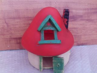 juguete casa pitufo  de goma , mide de alto 22 cm,