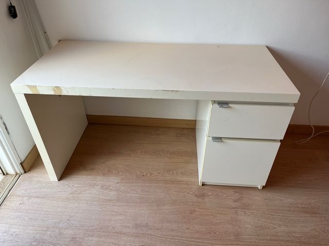 Escritorio blanco con cajones