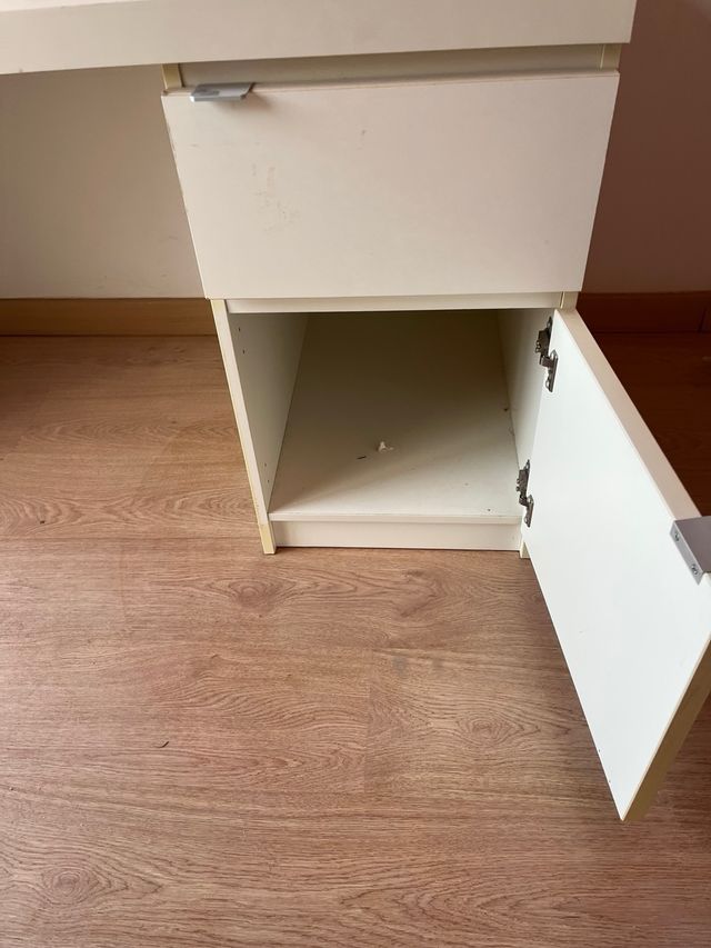 Escritorio blanco con cajones