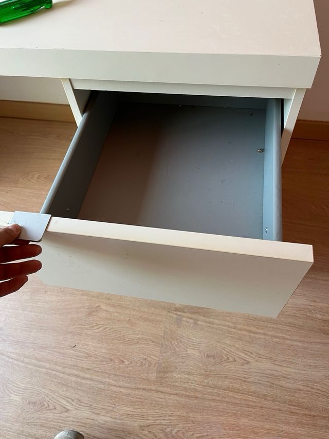 Escritorio blanco con cajones