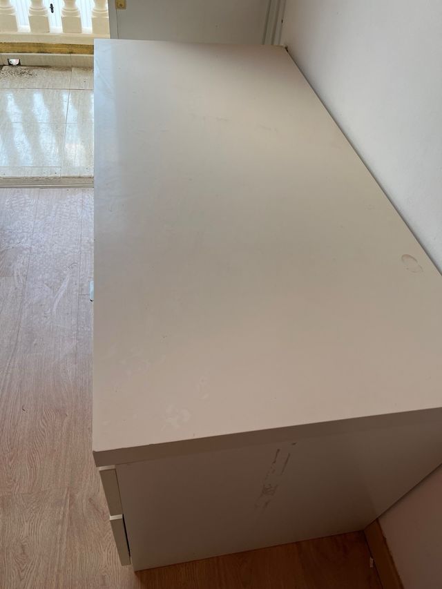 Escritorio blanco con cajones