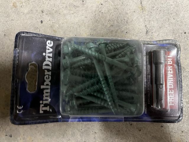 Tornillos de expansión y conectores eléctricos