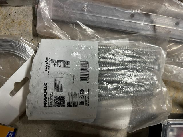 Tornillos de expansión y conectores eléctricos