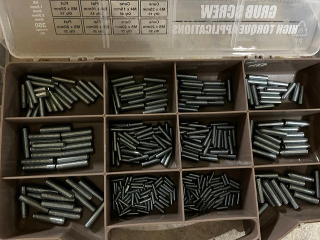 Tornillos de expansión y conectores eléctricos