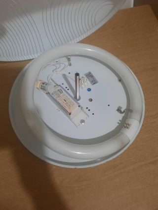 Plafoniera bianca in plastica e vetro