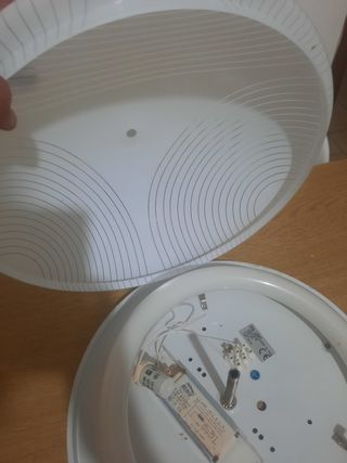 Plafoniera bianca in plastica e vetro