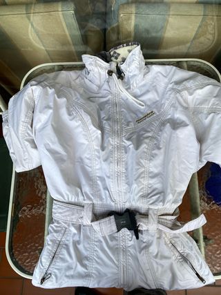 Mono de esquí blanco con mancha