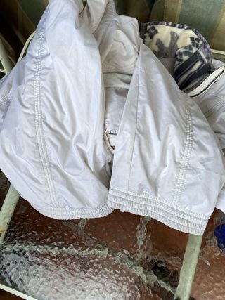 Mono de esquí blanco con mancha