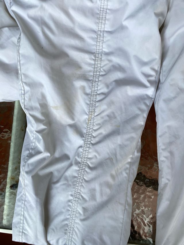 Mono de esquí blanco con mancha