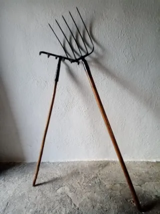 Horca y rastrillo antiguos