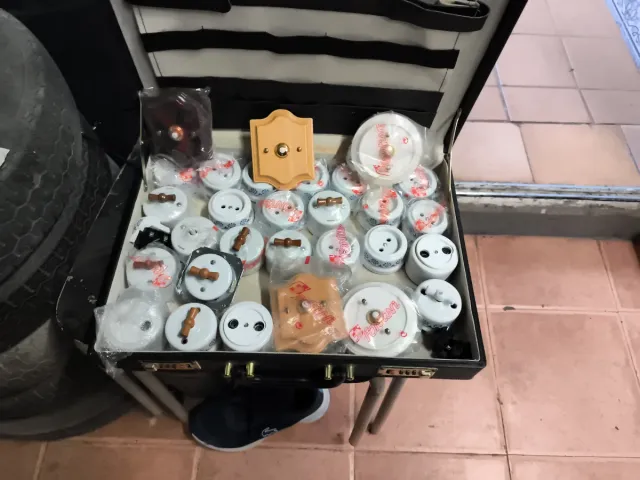 Interruptores y enchufes vintage de cerámica