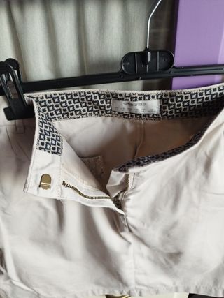 Falda corta beige mujer