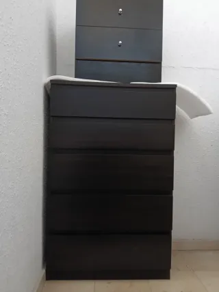Sinfonier y mesita de noche oscuros