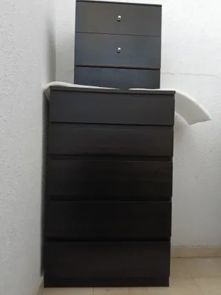 Sinfonier y mesita de noche oscuros