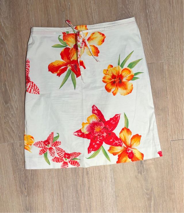 Falda blanca con estampado floral