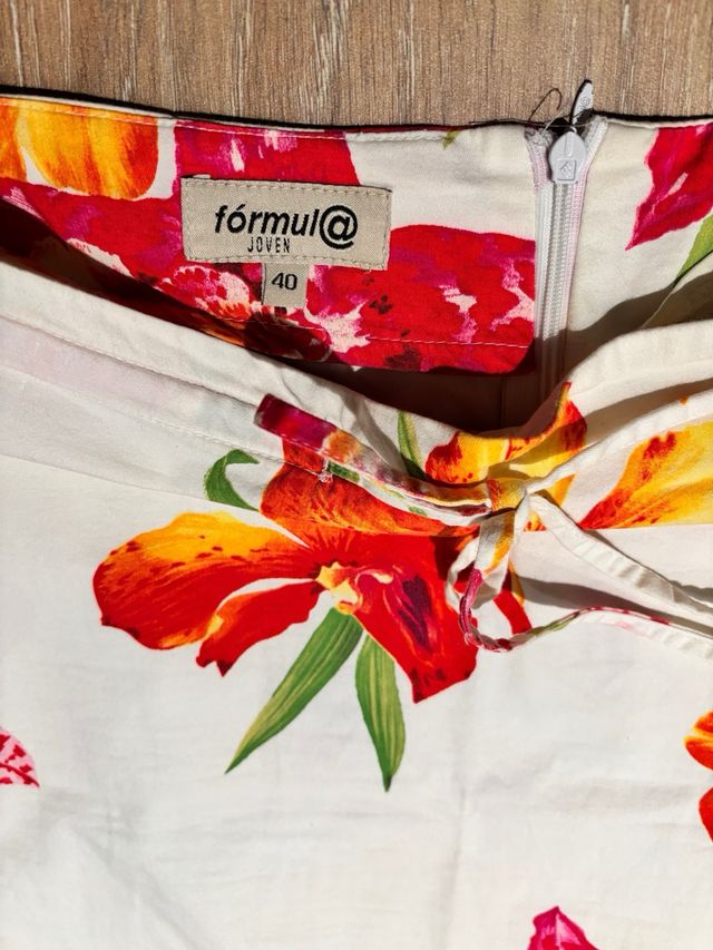 Falda blanca con estampado floral
