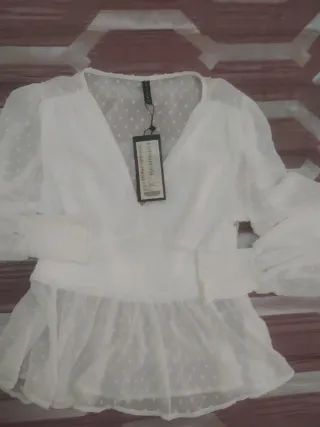 Blusa blanca con lunares