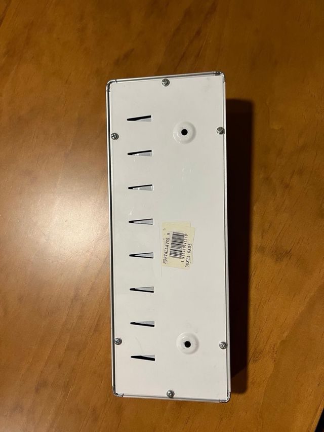 Porta llaves metálico con etiqueta